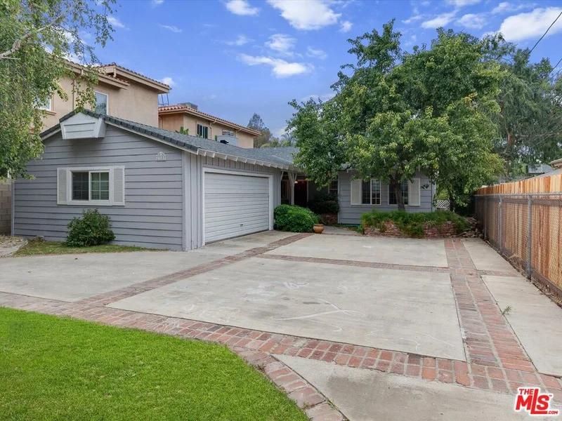 23109 MARIANO Street photo 2