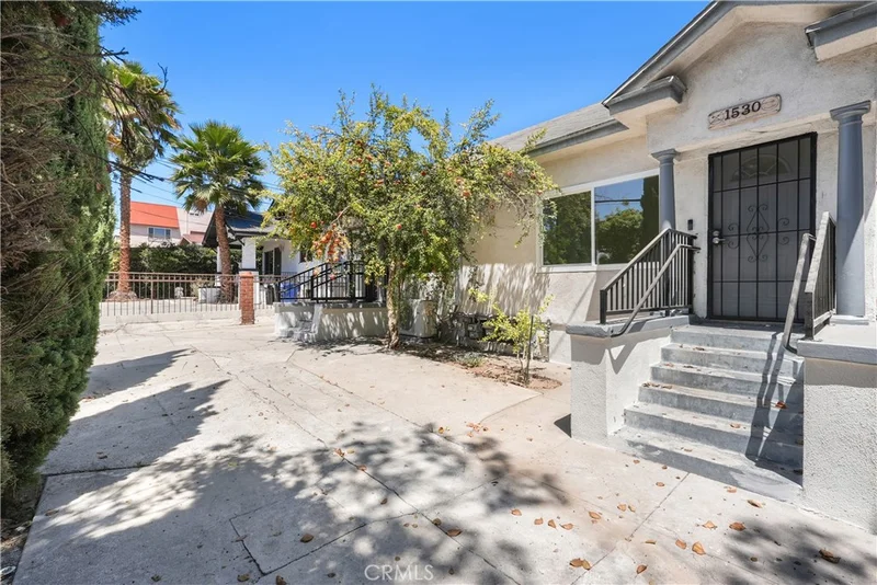 1530 N Mariposa photo 2