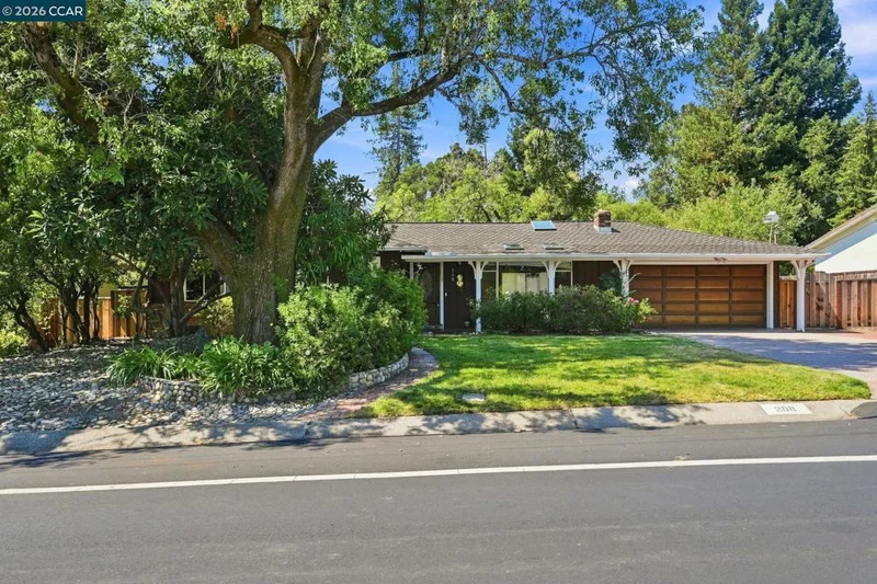 Photo 2 of 208 Ivy Dr