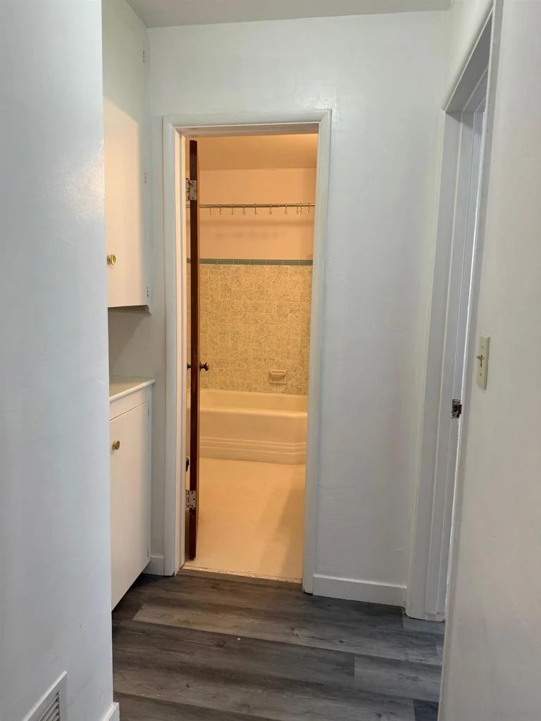 471 E Ave photo 2