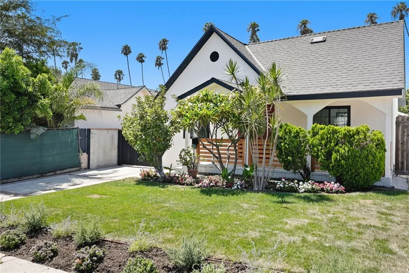 Photo 2 of 1423 N Coronado