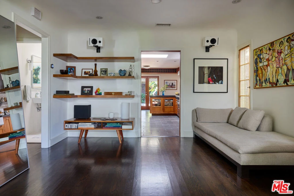 Interior 4