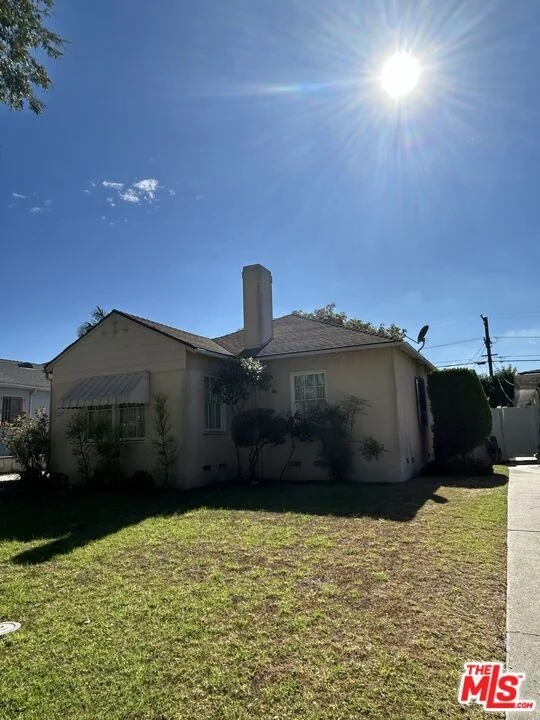3445 S Redondo Boulevard photo 2
