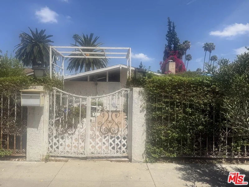 Photo 2 of 19821 Victory Boulevard