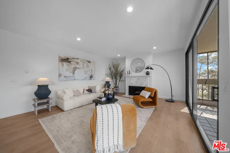 Photo 2 of 4477 Wilshire Boulevard 308