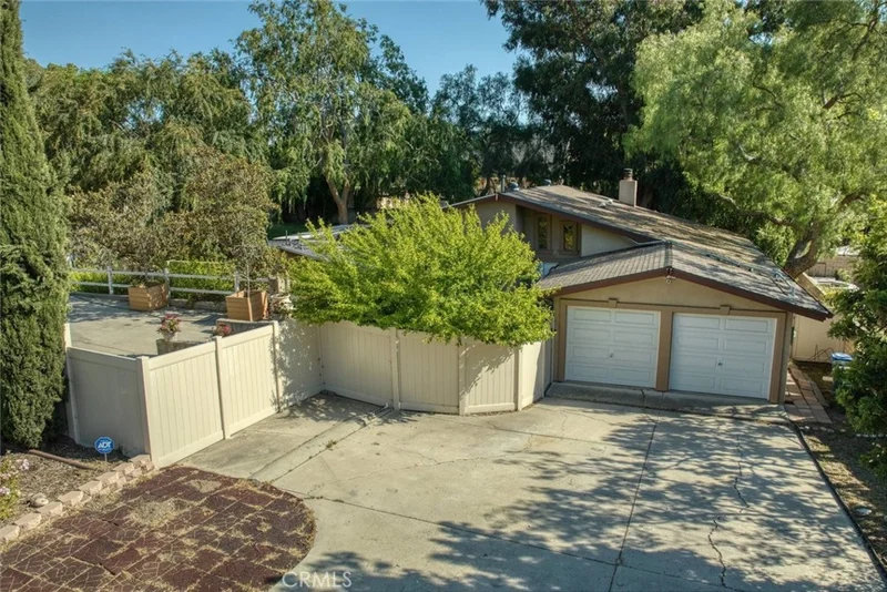 2234 E Hillcrest Drive photo 2