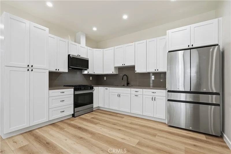 10913 White Oak Avenue photo 2