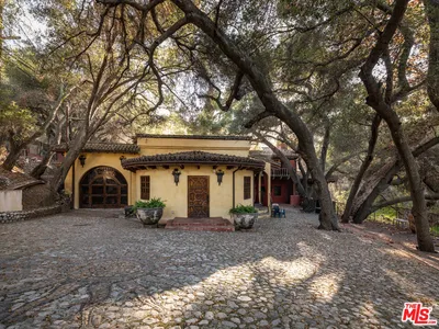 1135 N Topanga Canyon Boulevard