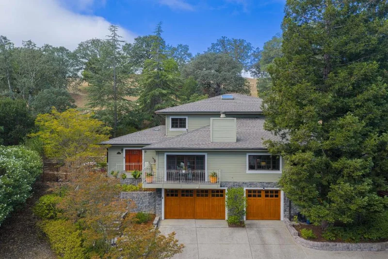 Photo 2 of 15723 Oak Knoll Drive