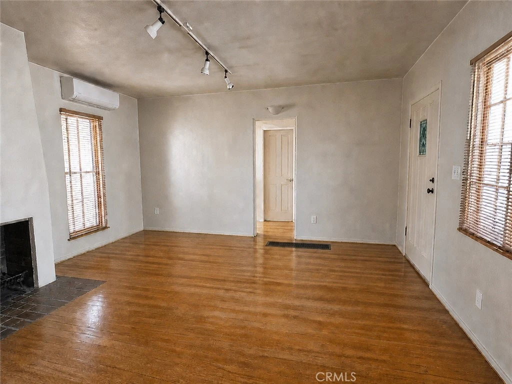 Interior 4