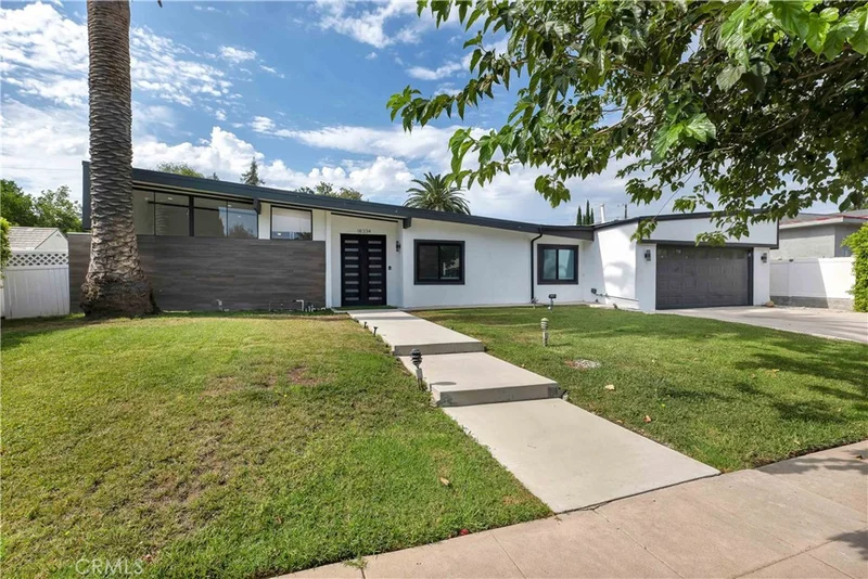 Photo 2 of 18334 Hiawatha Street