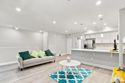 633 Clover Circle photo 2