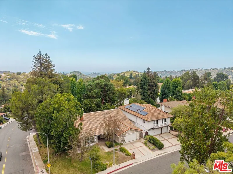 2952 Bottlebrush Drive photo 2