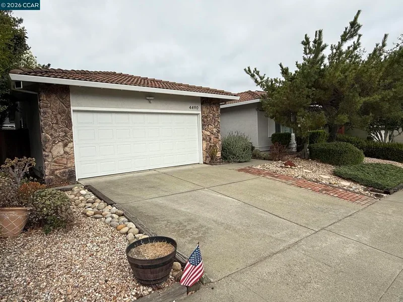 4490 Leatherwood Ct photo 2