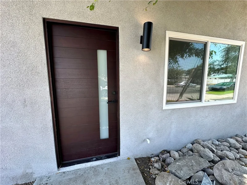 1944 W Valencia Drive photo 2
