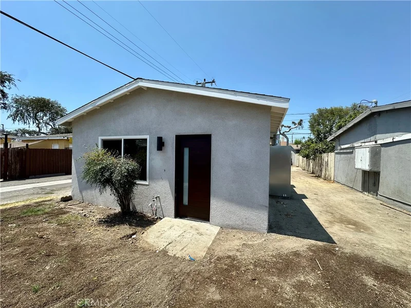 1936 W Valencia Drive A photo 2