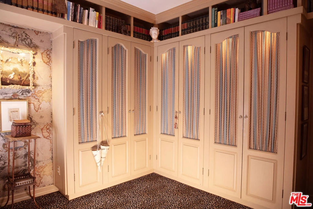 Interior 4