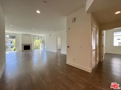 1232 N KINGS Road 302 photo 2