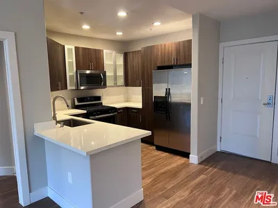 1040 Glendon Avenue 5109 photo 2