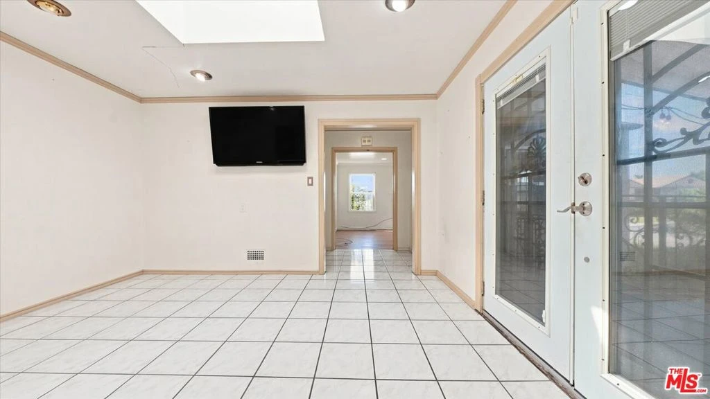 Interior 4