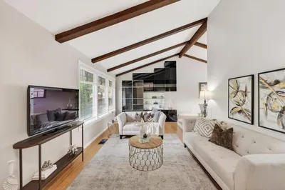 5342 Avenida Almendros