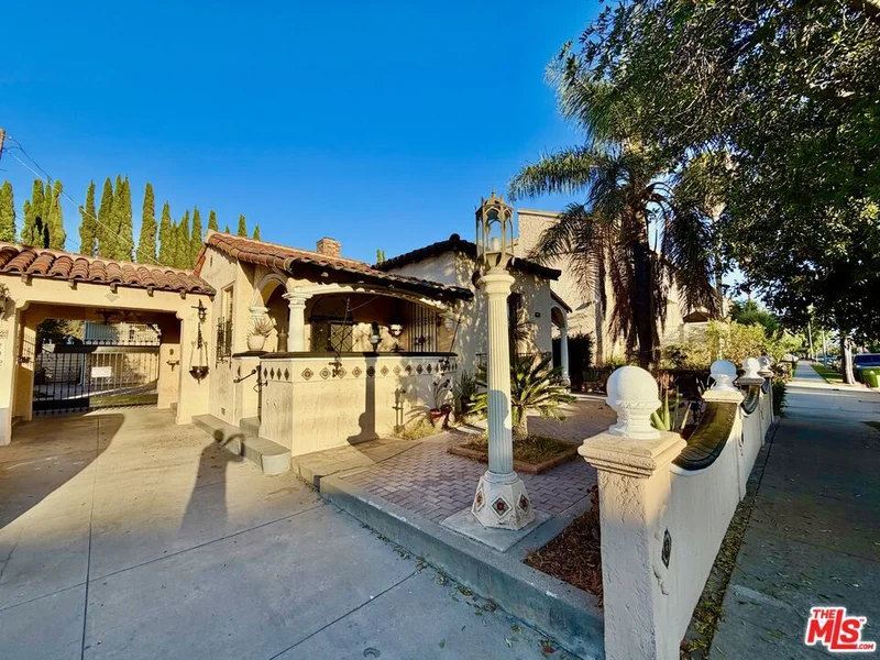 6132 Whitsett Avenue