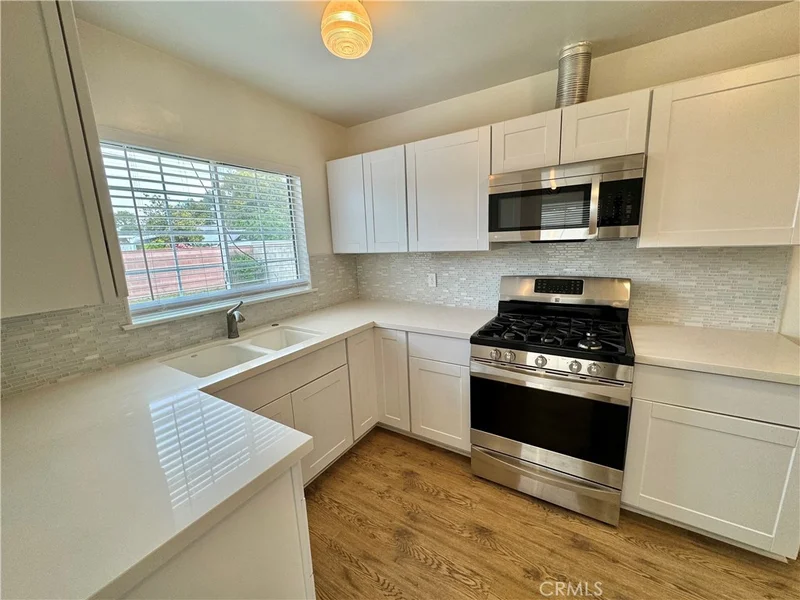 Photo 2 of 915 W Occidental