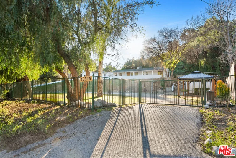 Photo 2 of 10327 Wheatland Avenue