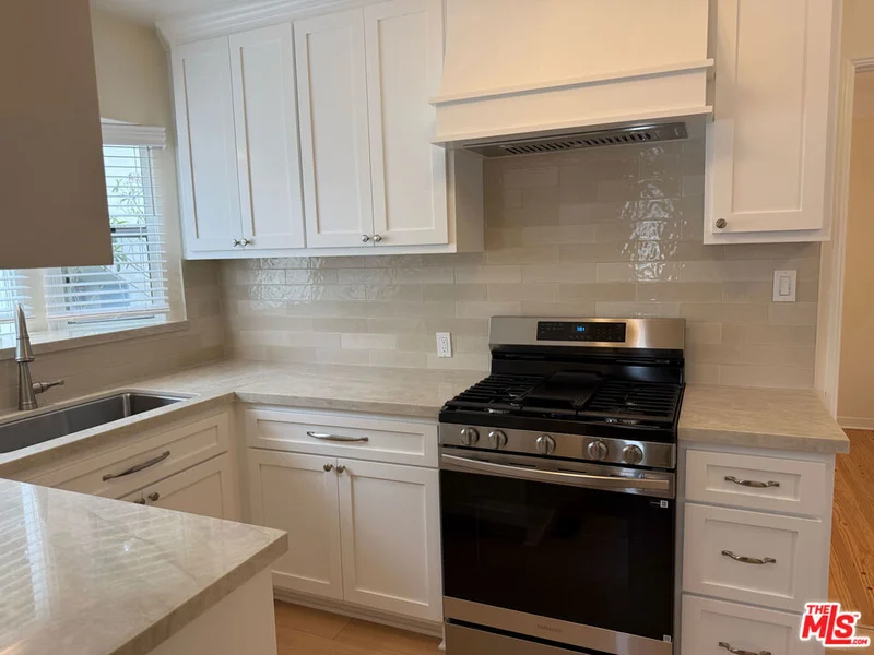 617 W Glenoaks Boulevard photo 2