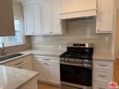 617 W Glenoaks Boulevard photo 2