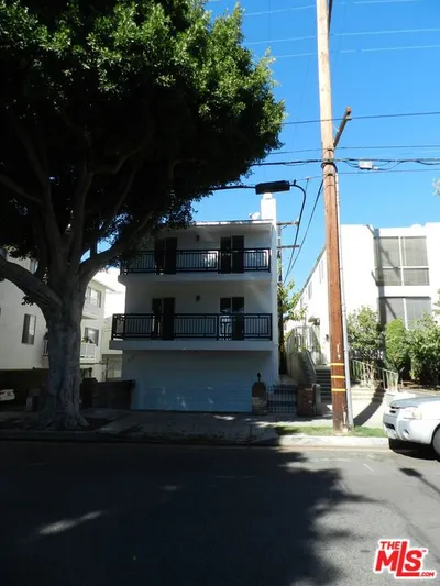 2711 Arizona Avenue