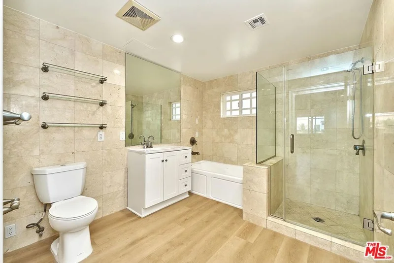 Photo 2 of 1043 S Kenmore Avenue 404