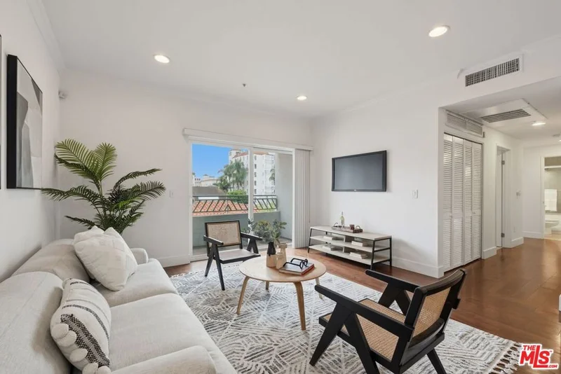 906 S Serrano Avenue 401 photo 2