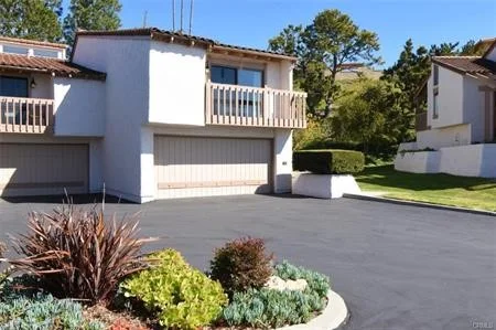 Photo 2 of 32 Seaview Drive N