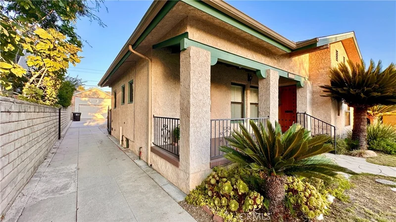 Photo 2 of 1122 N Isabel Street