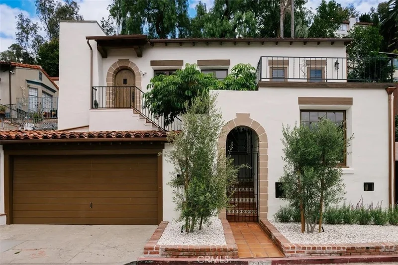 Photo 2 of 2050 N Las Palmas Avenue