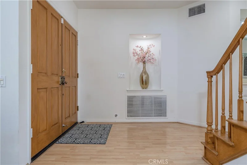 1011 S Mountcrest Court photo 2