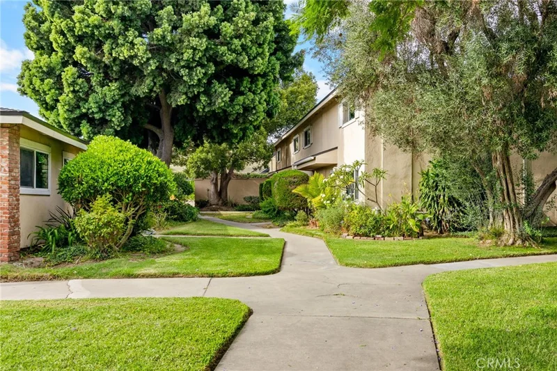 Photo 2 of 630 S Knott Avenue 25