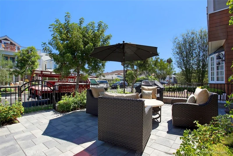 441 Carnation Avenue photo 2