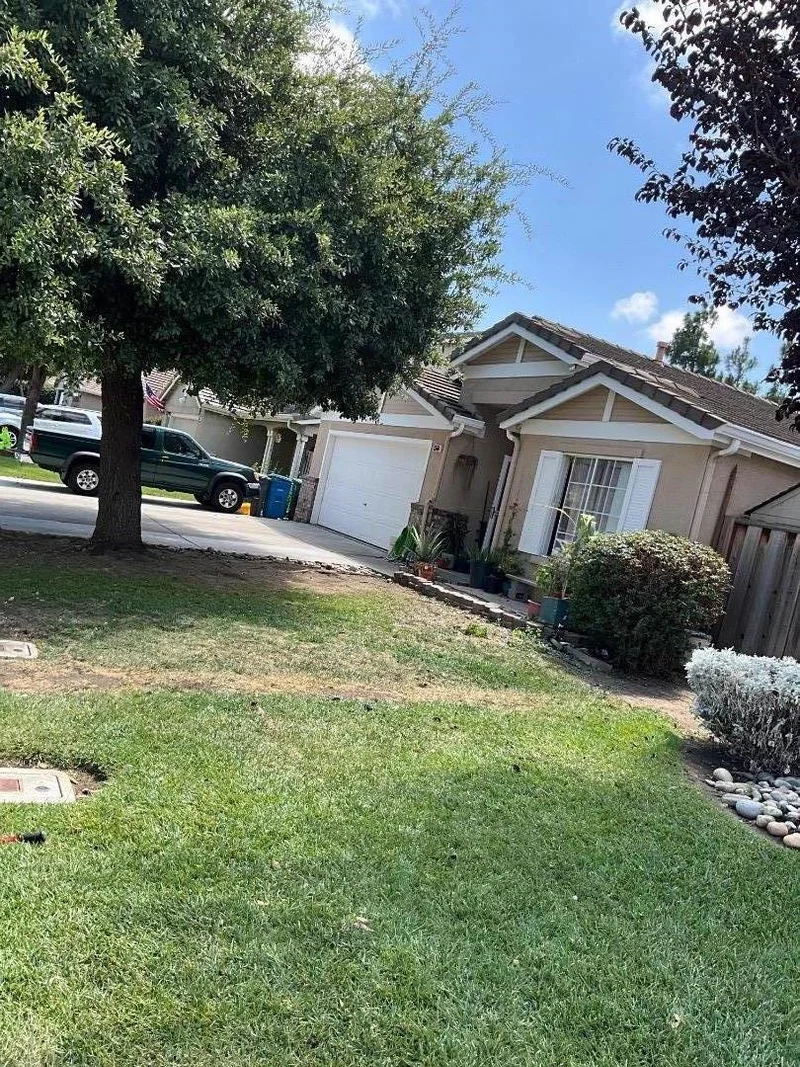 Photo 2 of 2560 Glenview Drive