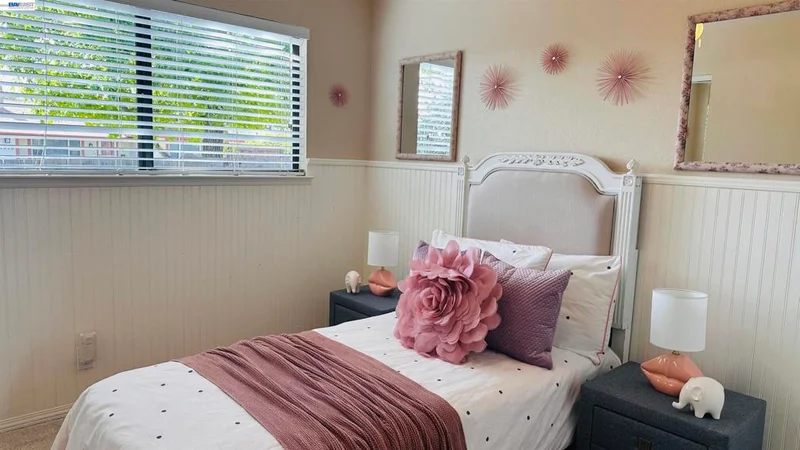 1324 Flanders Way photo 2