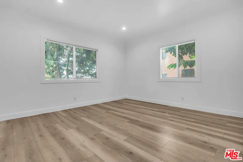 261 W 43rd Place photo 2