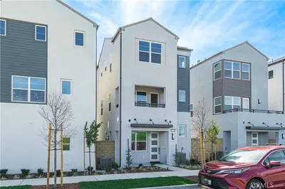 2472 E Stanley Paseo