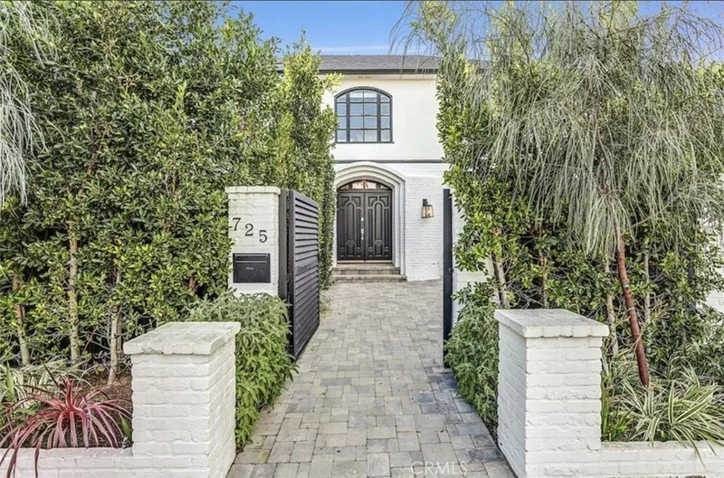 Photo 2 of 725 N Doheny