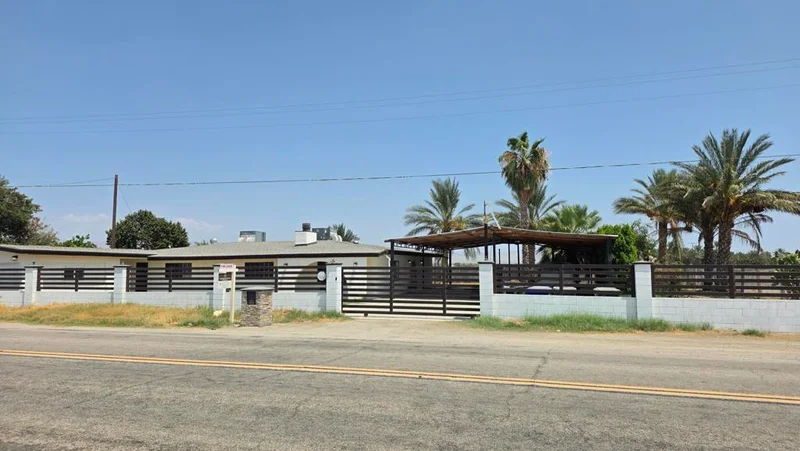 62101 Tyler Street photo 2
