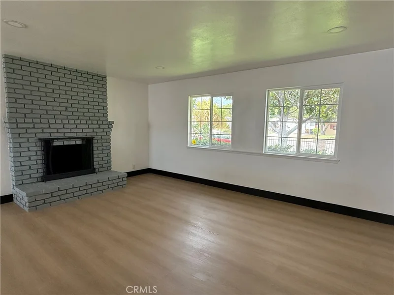 1915 Ervilla Place photo 2