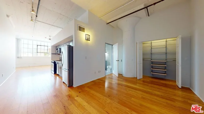 Photo 2 of 420 S San Pedro Street 421