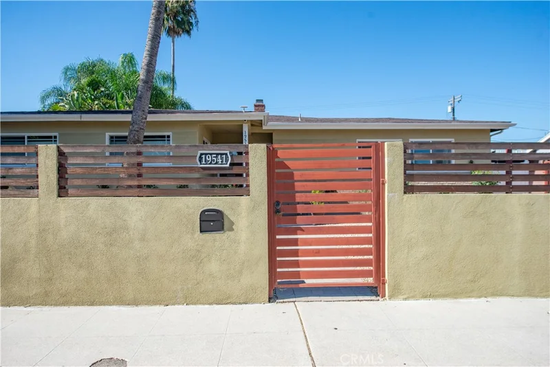 Photo 2 of 19541 Victory Boulevard