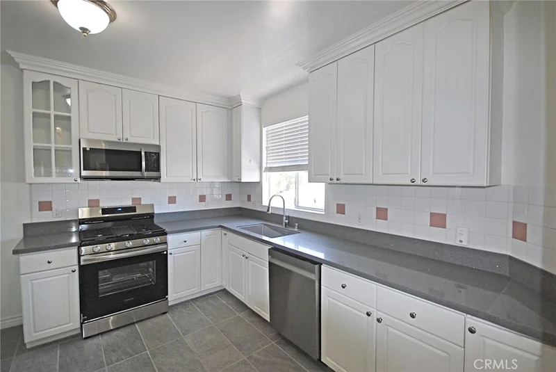 2345 Montrose Avenue 2 photo 2
