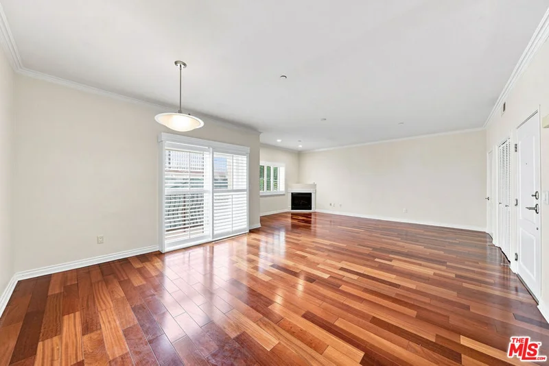 956 S Wilton Place 401 photo 2